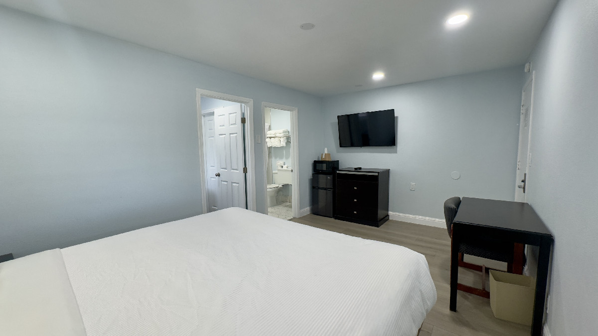1 King Room, Mobility/Hearing Accessible Room, Roll-In Shower